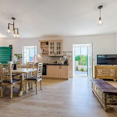 Rustic - Two Bedroom With Private Pool Holiday home *