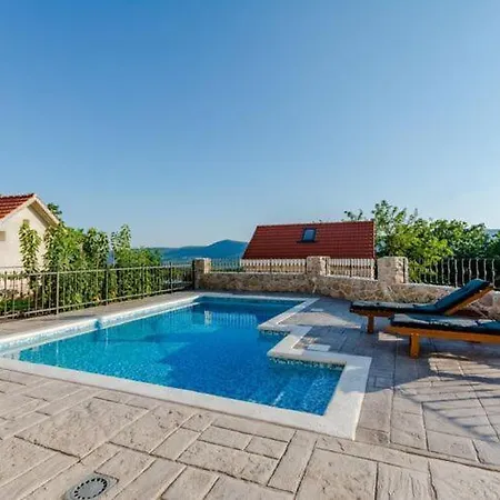 Rustic - Two Bedroom With Private Pool 度假居