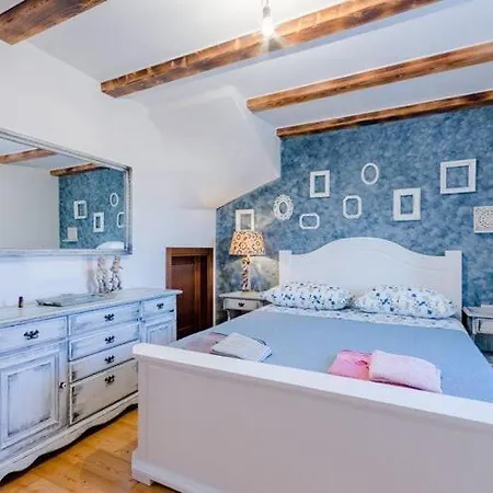 Rustic - Two Bedroom With Private Pool Holiday home *