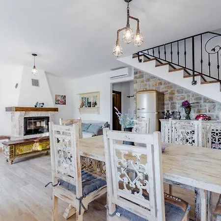 Rustic - Two Bedroom With Private Pool Holiday home *