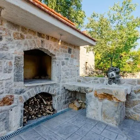 Rustic - Two Bedroom With Private Pool 度假居 Crivac