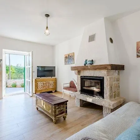 Rustic - Two Bedroom With Private Pool 度假居