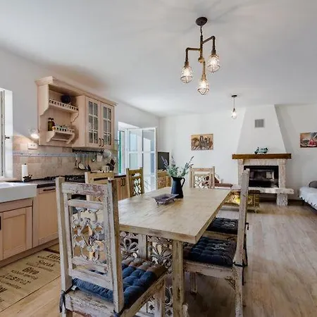 Rustic - Two Bedroom With Private Pool *